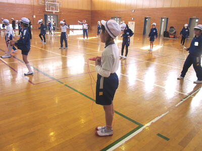 3年縄跳び指導07