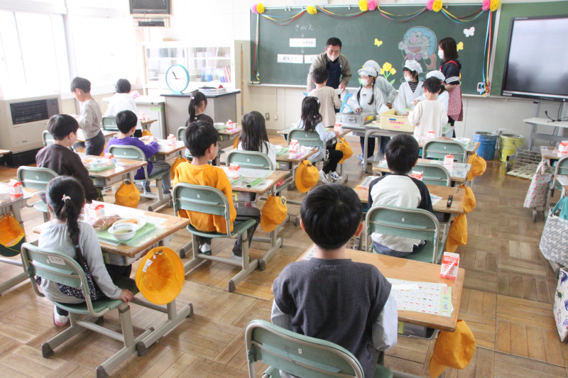 給食05（待つ）