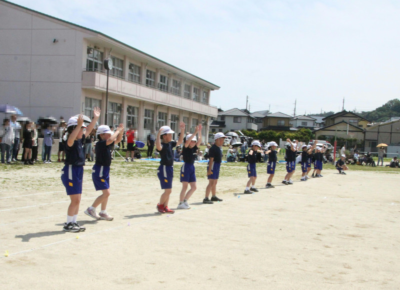 08_1・2年（団）ダンシング玉入れ02(済)