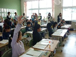 ３年１組みんな手が挙がっています
