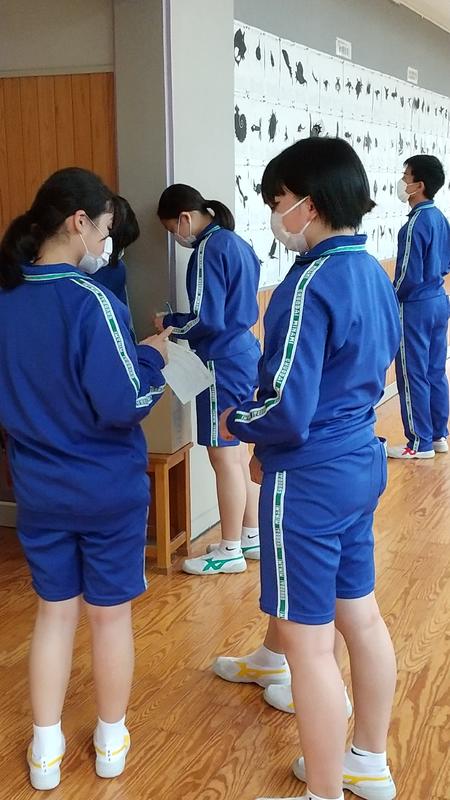 昨日の集計の結果、ベスト８が決まり、目印の花が付けられました。