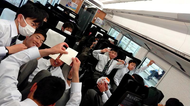 おやつを食べながら楽しんでいます。