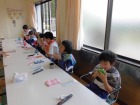 みがき残しを探しながら