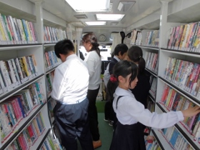 たくさんの本に囲まれて悩む～