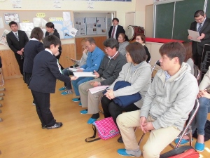 ビンゴカードを配っている様子