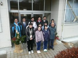 みんなで正面玄関に飾りました