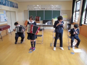 リコーダー、アコーディオンの練習の様子