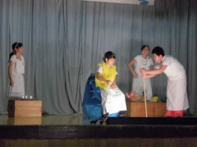 劇の様子