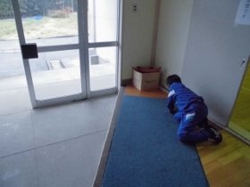体育館玄関の清掃の様子