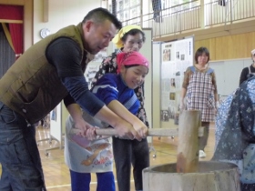 餅つきの様子