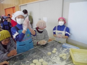 おもちを丸めています