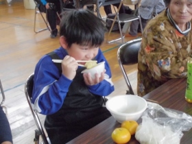 がぶりついています