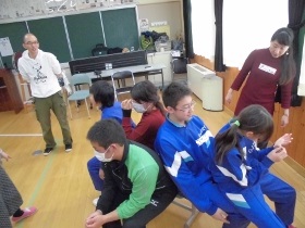 5人で協力して一つのイスに座ろう