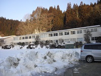 学校の様子（雪がまだまだあります）