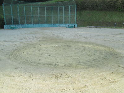 マウンドを用務員の佐川さんと整備しました。