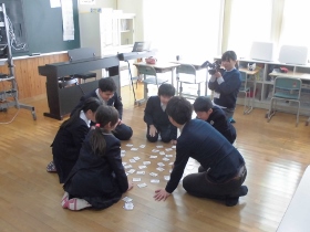 カルタ取りの様子