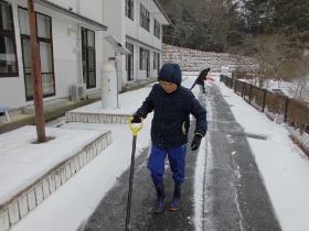 花壇前の雪かき