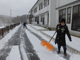 花壇前の雪かき