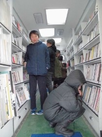 本を選んでいる様子