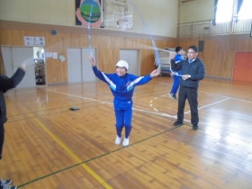 短縄を跳びながら