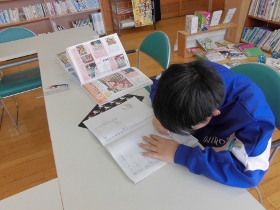 調べたことをノートにまとめます