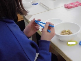 箸の持ち方を確認