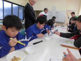 豆つかみの練習中