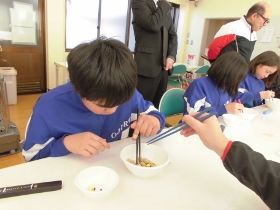 豆つかみの練習中