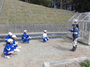 植え方の指導の様子