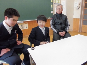 UNOのカードを配る様子