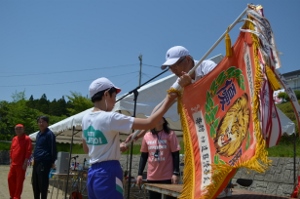 優勝旗授与