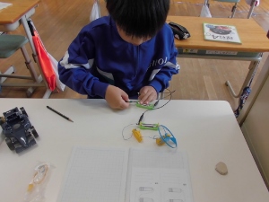 考えた回路を試しています