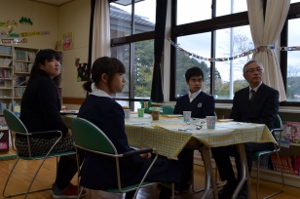 話を聞いている様子