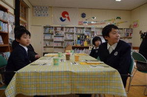 話を聞いている様子