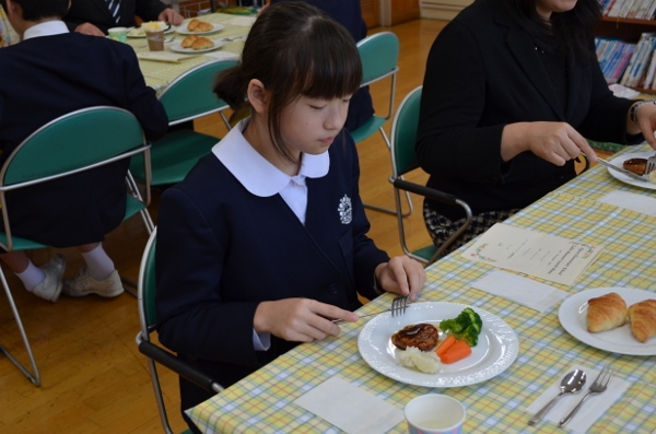 ナイフとフォークを上手に使えるかな