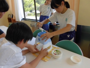 作っている様子