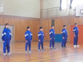 大きな声で歌います