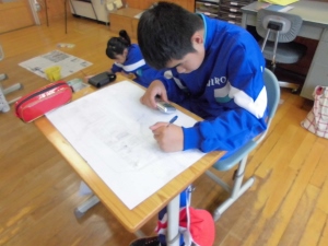 集中して描いています。