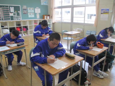 交通教室終了後，真剣に感想を書く姿