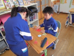 低学年に教えている様子