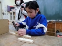 くぎ打ちの様子