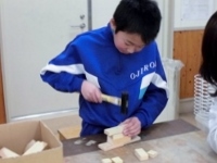 くぎ打ちの様子