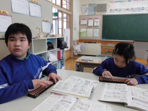 黒板の問題を確認中