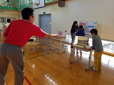 教頭先生も松ぼっくりの的入れに挑戦