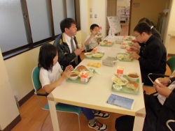 給食の様子１