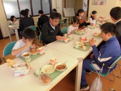 給食の様子２