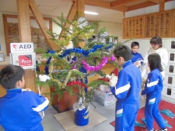 雪に見立てた綿をのせて