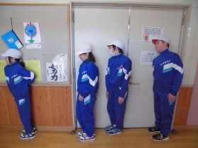 壁寄り片足立ち