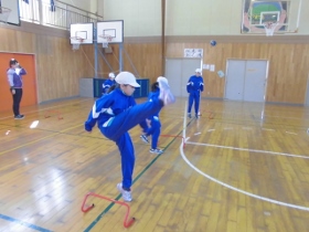 足を上げる練習中