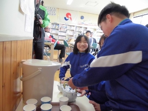 お茶汲みの様子